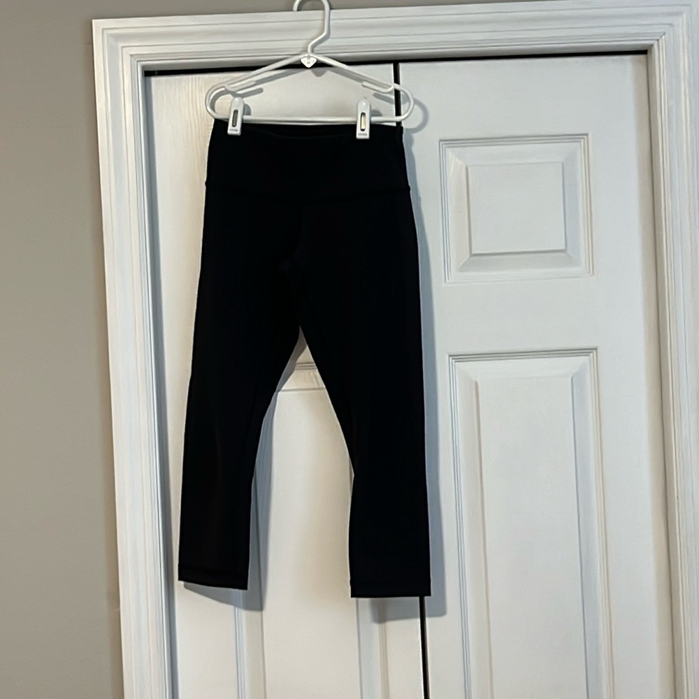 Lululemon black capri leggings
